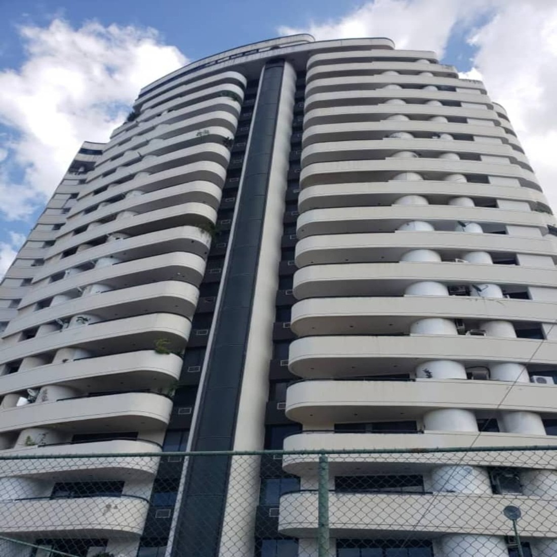 AI-2904-013 Vendo Confortable Apartamento Semi-Equipado en la Urbanizacin El Bosque, Valencia, Edo. Carabobo. Venezuela.