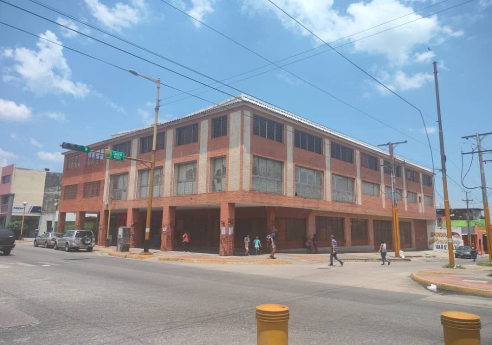 Ofrezco en Alquiler Edificio de 3 niveles en la Avenida las Ferias, Valencia. Edo. Carabobo. Venezuela. MC 2298