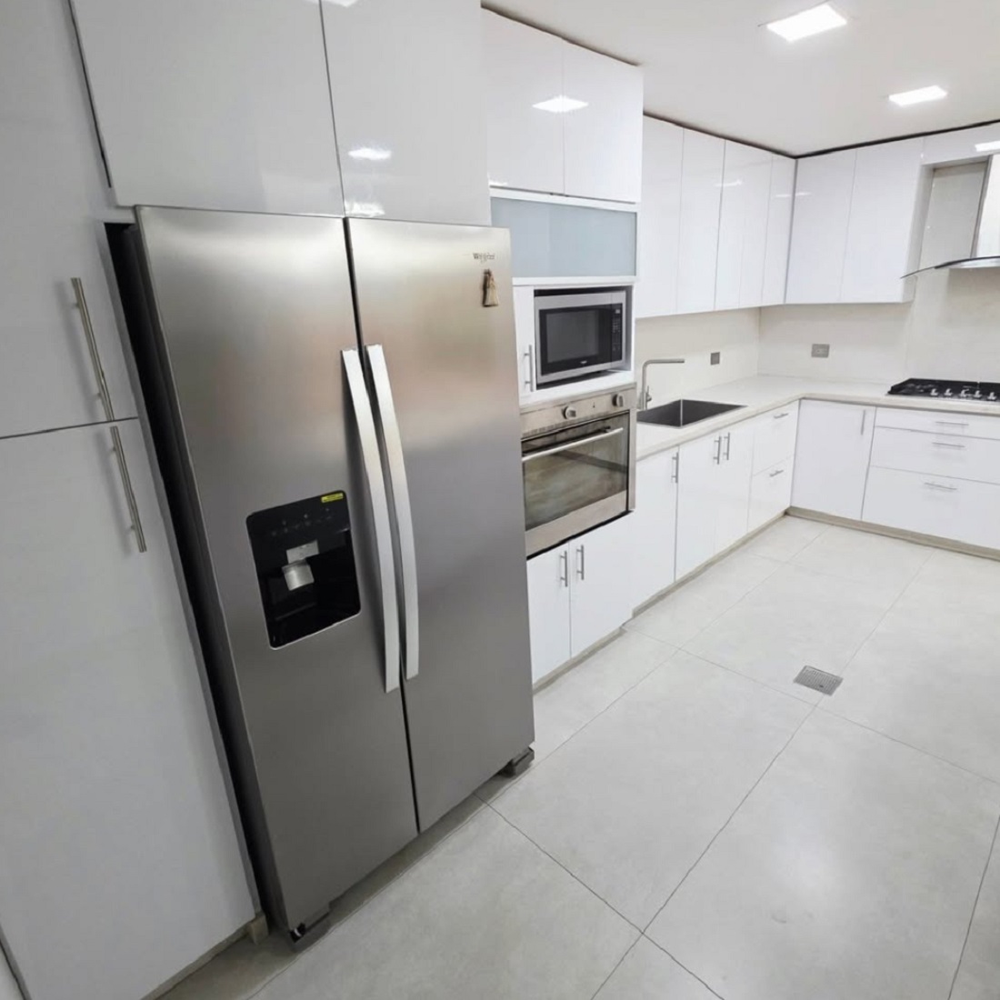 AI-3314-084 Vendo (con financiamiento) Amplio y Exclusivo Townhouse Amoblado- Equipado en Mañongo, Naguanagua. Edo. Carabobo. Venezuela.