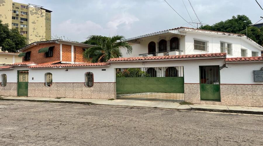 Vendo Hermosa Casa en la Urbanizacion Campo Alegre, sector Agua Blanca, Valencia. Edo. Carabobo. Venezuela. ZT 2570
