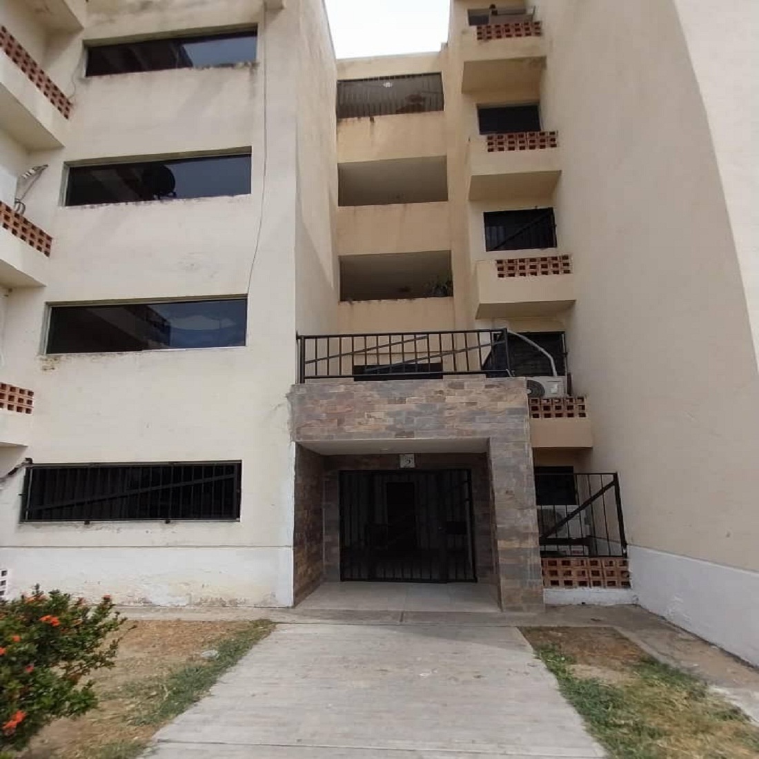 AI-3376-004 Alquilo Cómodo Apartamento en el Conjunto Residencial Pomarrosa Sector Paraparal, Los Guayos. Edo. Carabobo. Venezuela.