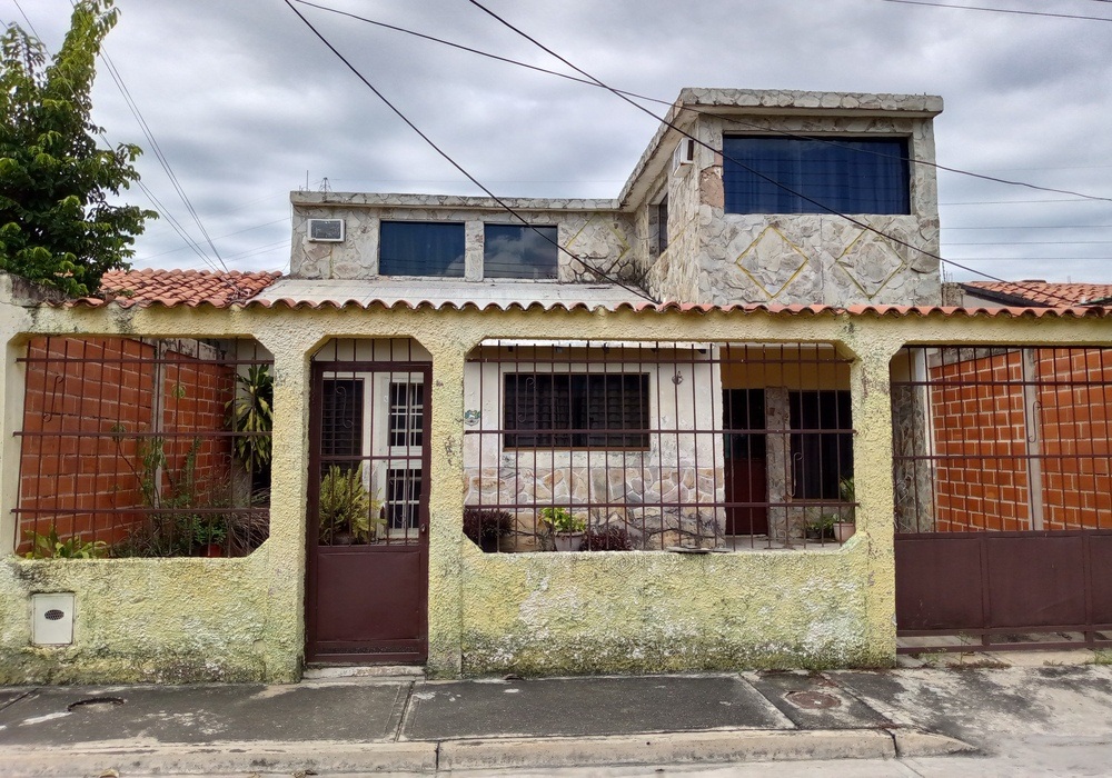 Vendo  Amplia casa en la Urb. Villa Valencia, en Valencia. Edo. Carabobo. Venezuela YM 2309