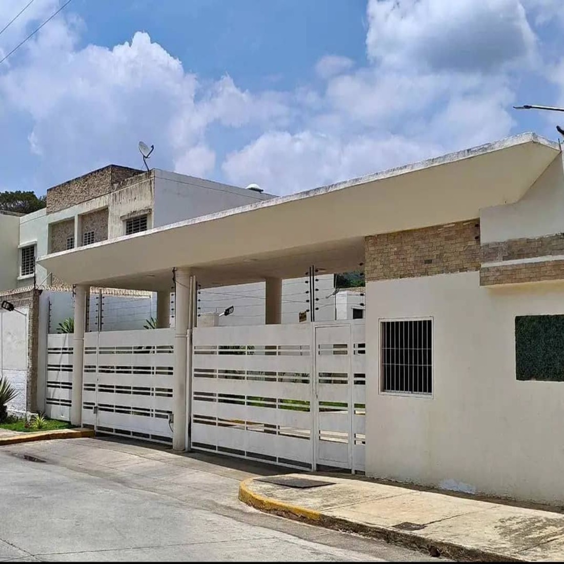 AI-3186-066 Vendo Lindo Townhouse Situado en Esquina en el Conjunto Residencial Villa Sofía San Diego Edo Carabobo. Venezuela.
