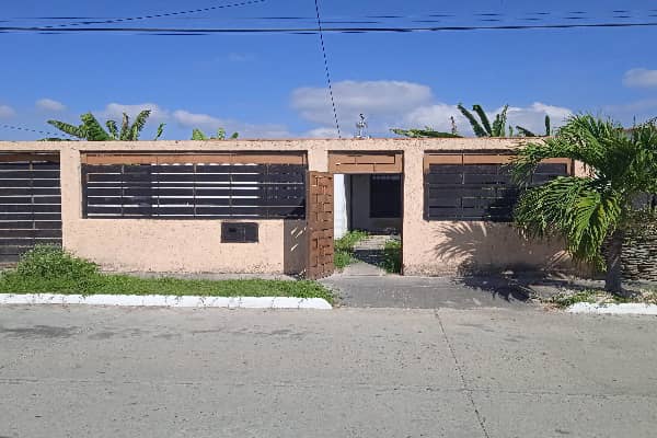 Vendo Amplia Casa (acepta Credito Pdvsa) en Residencias Guayabal en San Joaqun. Estado Carabobo. Venezuela. MG 1645