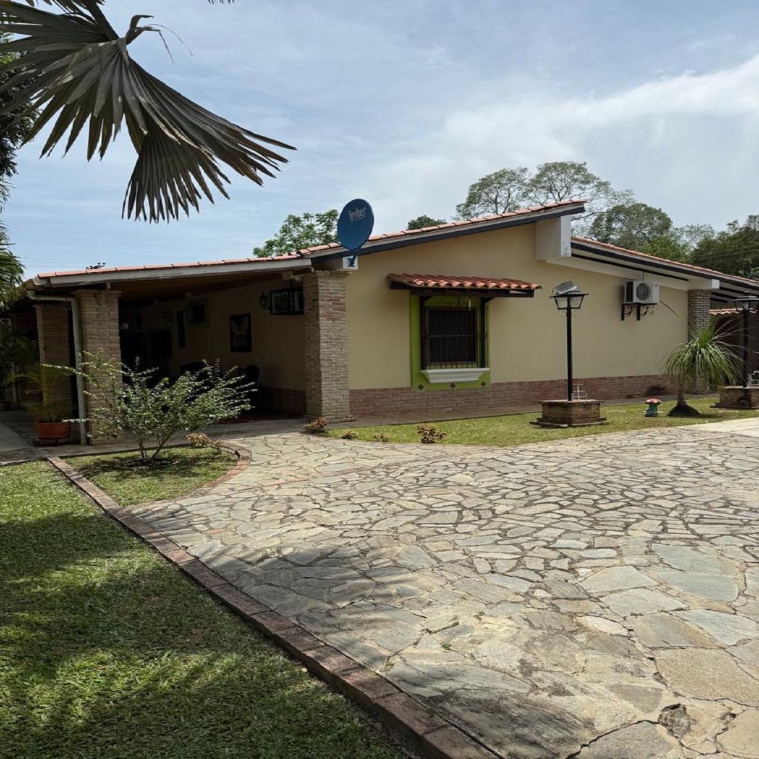AI-3357-091 Vendo Amplia Casa Ubicada en la Avenida Principal de Montalbán, Edo. Carabobo. Venezuela.