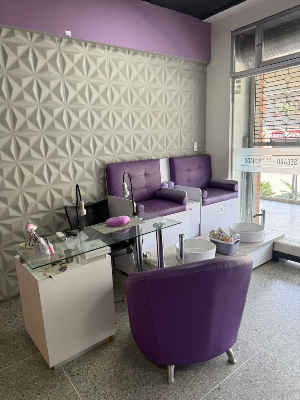 AI-2557-011 Vendo Excelente Fondo de Comercio (Peluquera-Spa), Equipado en Sector La Democracia en Maracay. Edo. Aragua. Venezuela.