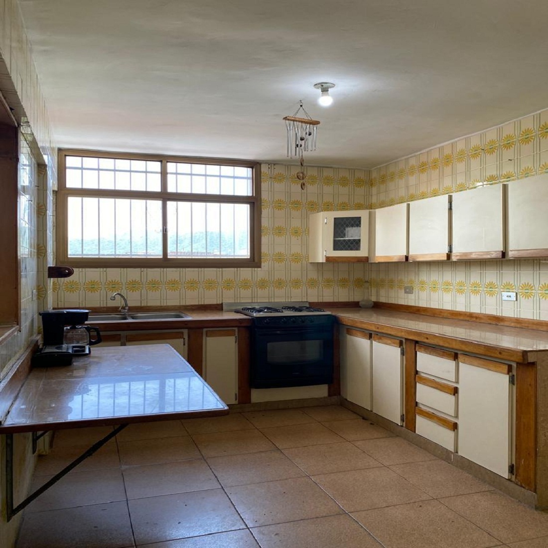 AI-3396-034 En Venta Espacios y Conservado Apartamento Semi-Equipado Ubicado en la Urbanización Camoruco. Valencia - Edo Carabobo. Venezuela.  