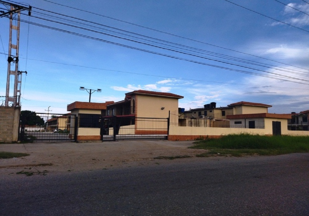 Vendo Casa (acepta Cr�dito Pdvsa) en Residencias Alboral 2 en Flor Amarillo. Valencia. Edo. Carabobo. Venezuela. LG 2115