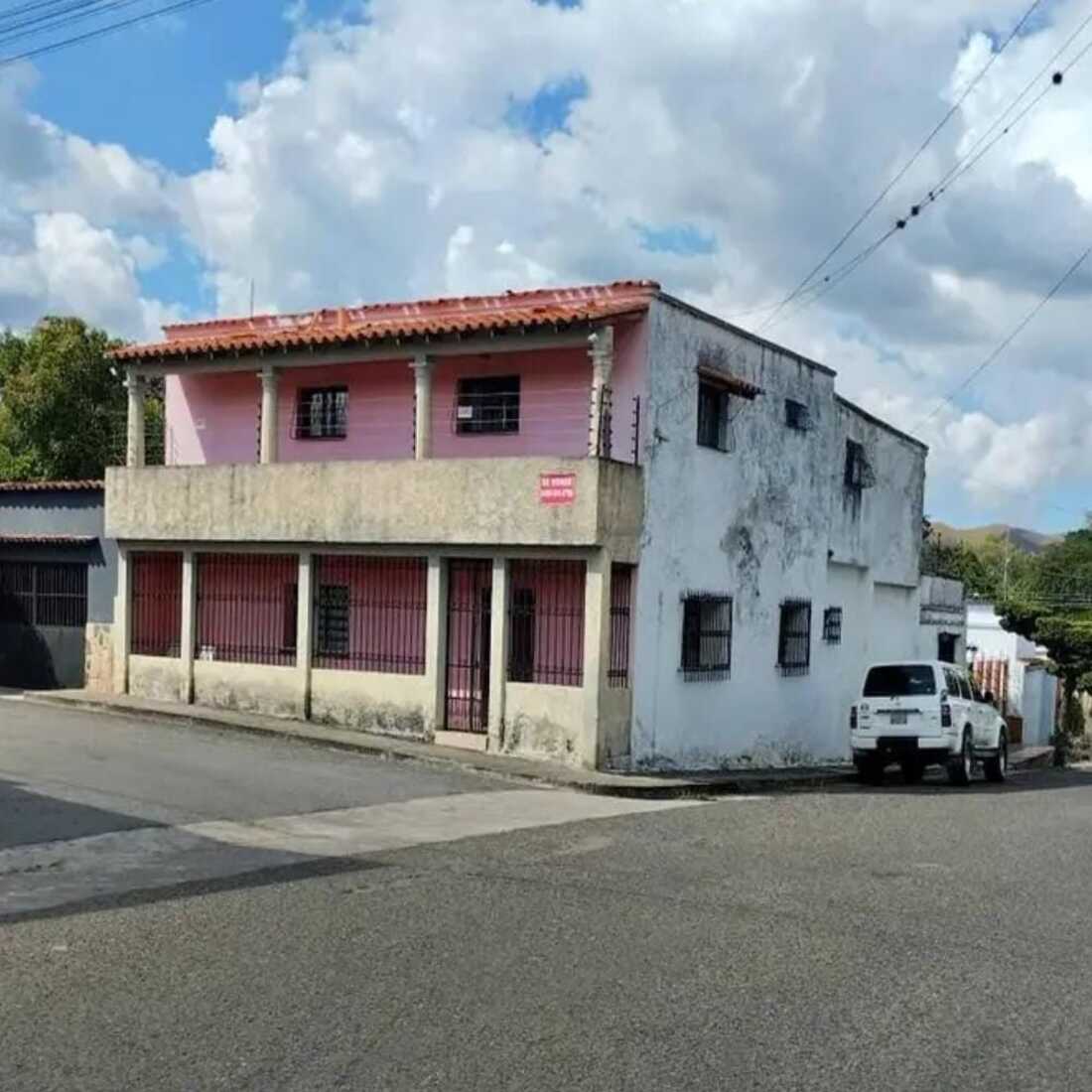 AI-3143-069 Vendo Confortable Casa de 2 Niveles situada en Esquina y con Perfil Comercial en el Sector Unin de Bejuma, Edo. Carabobo. Venezuela.