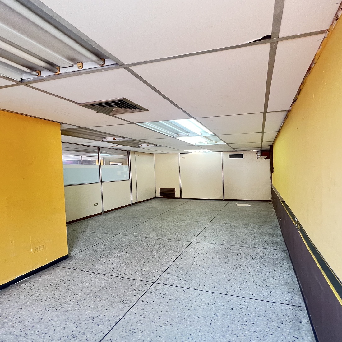 3479-104 Vendo Confortable Oficina Ubicada en la Torre Mercantil, Valencia. Edo. Carabobo. Venezuela